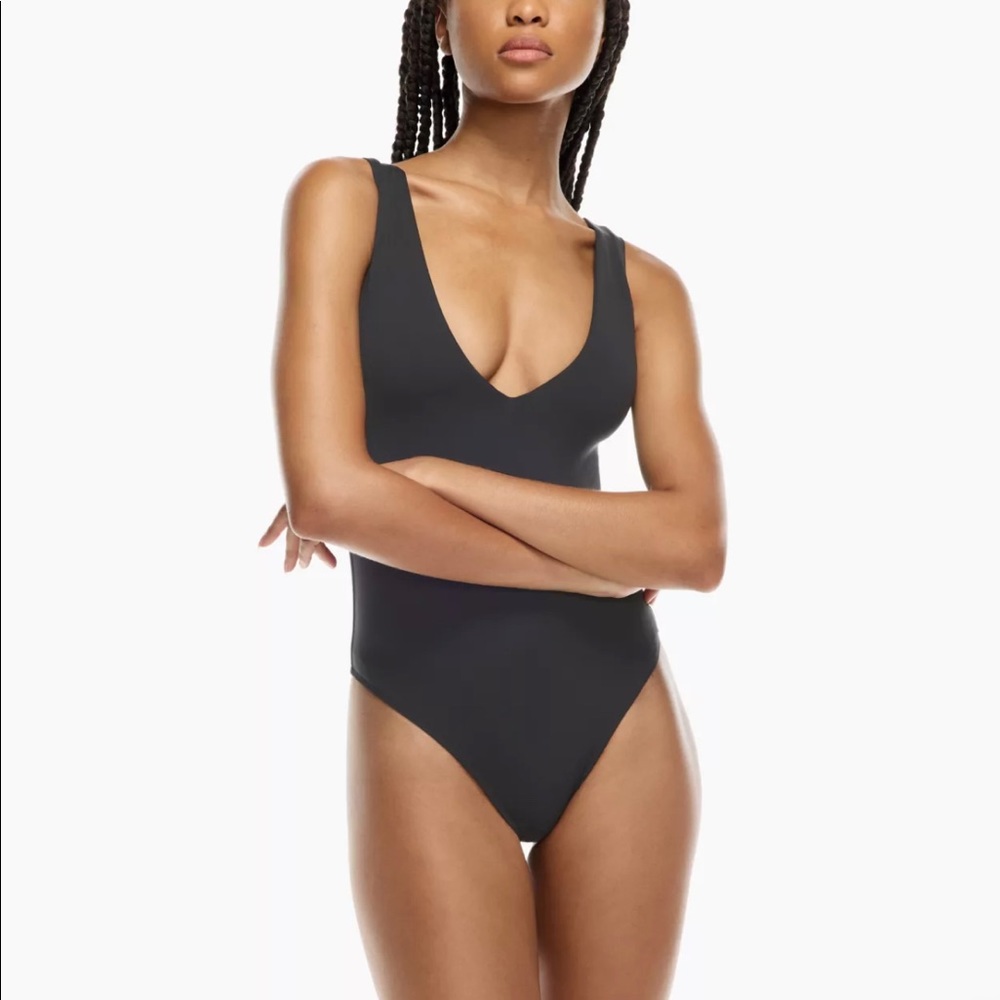 Aritzia Babaton Contour V-Neck Bodysuit in Black